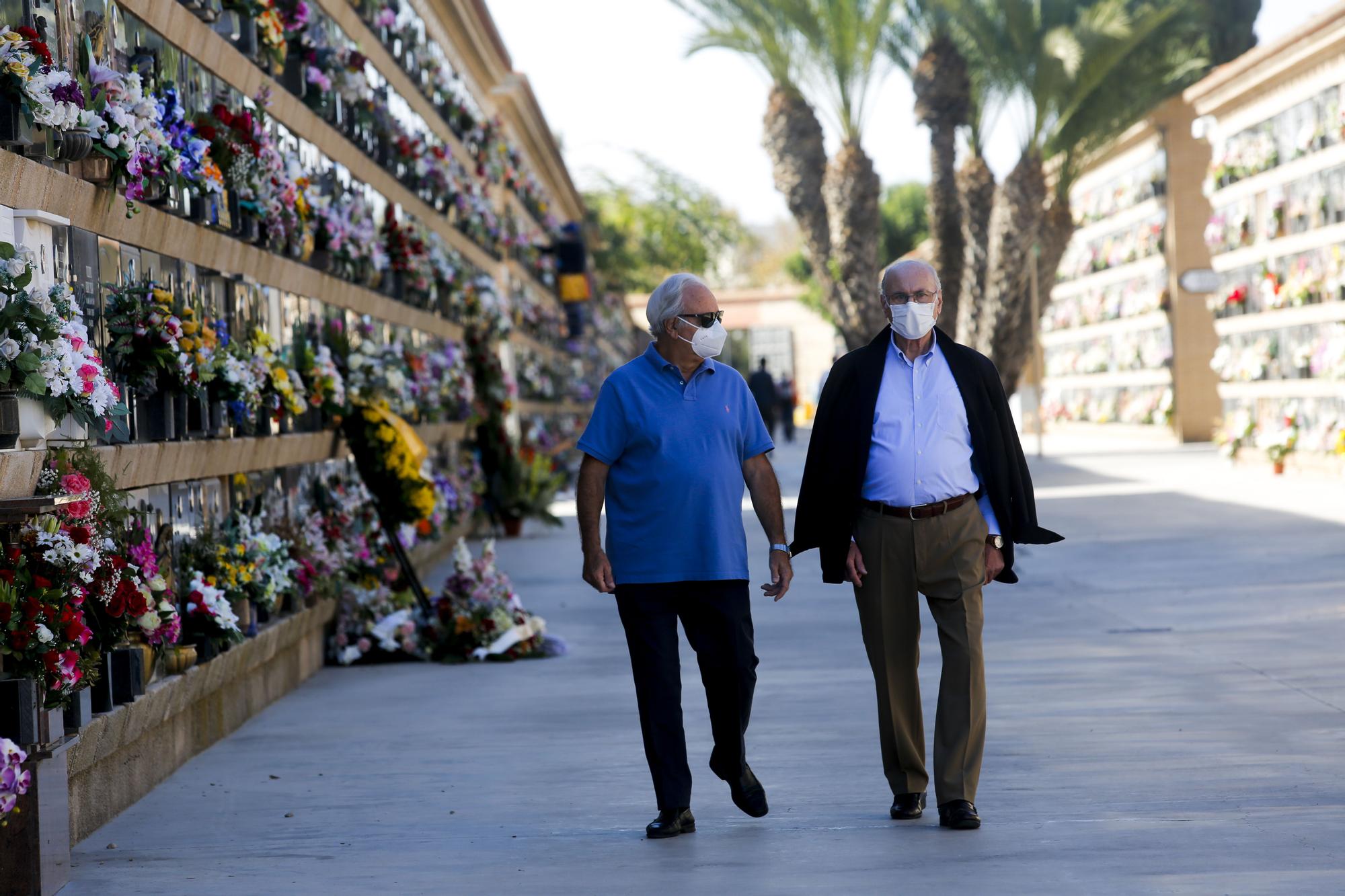 Todos los Santos sin gente en el cementerio de València