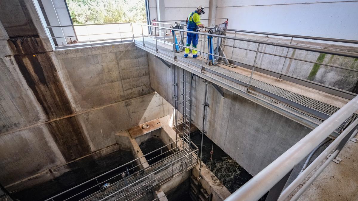 Pozo de gruesos de la Edar donde se instalarán las nuevas bombas.