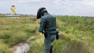 Investigan a dos personas por tirar toneladas de vertidos a la marjal de Nules