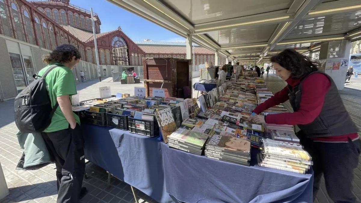 Una parada de libros bajo las pérgolas, que no han resultado ser todo lo impermeables que era necesario.