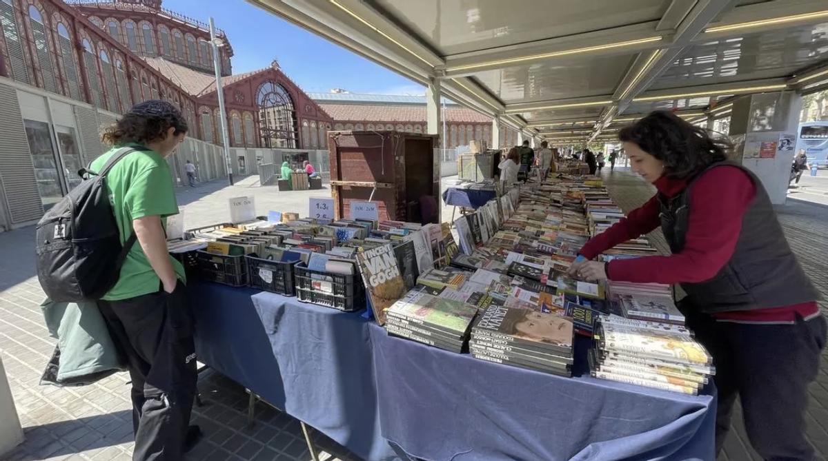 Una parada de libros bajo las pérgolas, que no han resultado ser todo lo impermeables que era necesario.