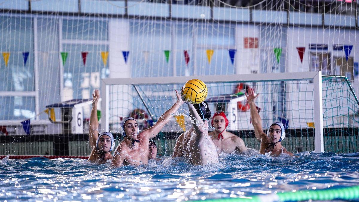 La defensa del Manresa intenta tapar el xut de Jofre Ariño, autor de quatre gols