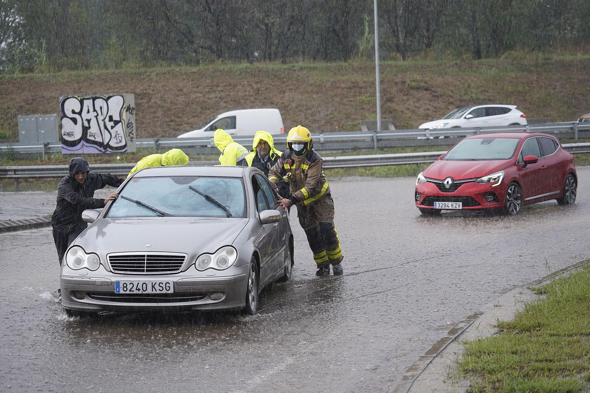 Tarda de pluges intenses que causen inundacions i destrosses a les comarques gironines