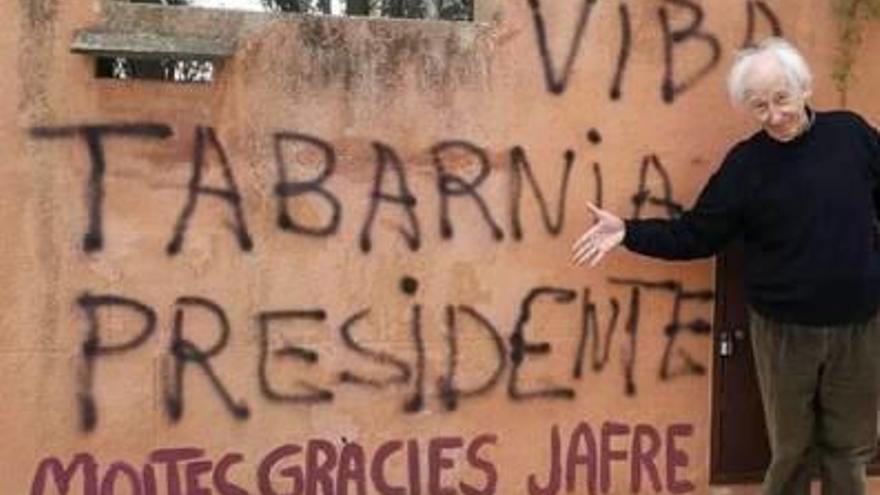 Albert Boadella, amb la pintada que li han fet a la casa de Jafre i la seva resposta, a sota.