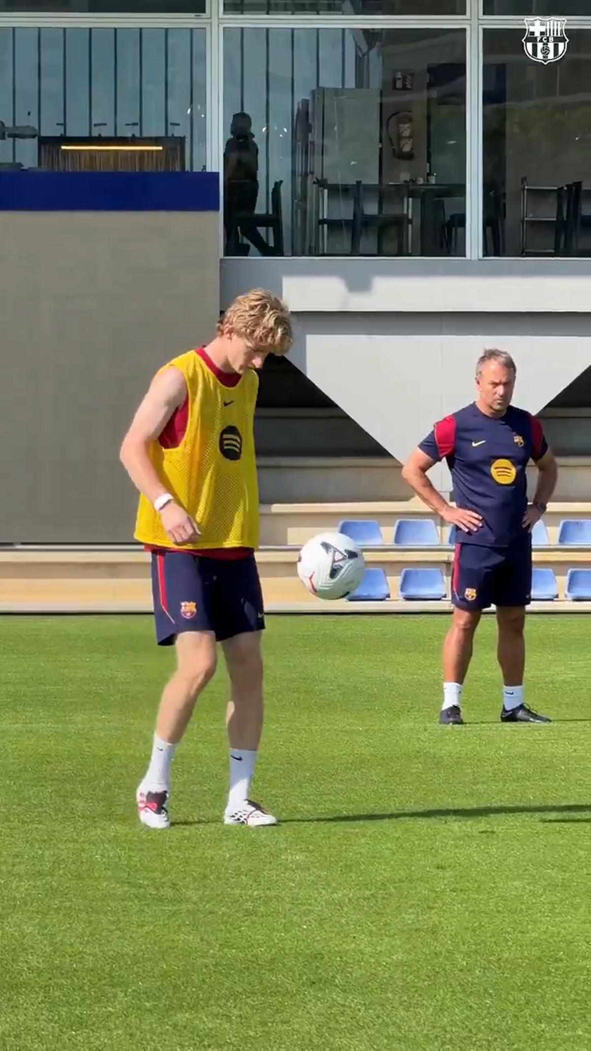Flick no le quita ojo a Gordon durante el entrenamiento