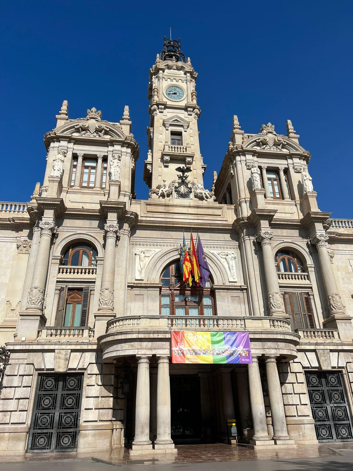 Fachada del ayuntamiento con la bandera LGTBI.