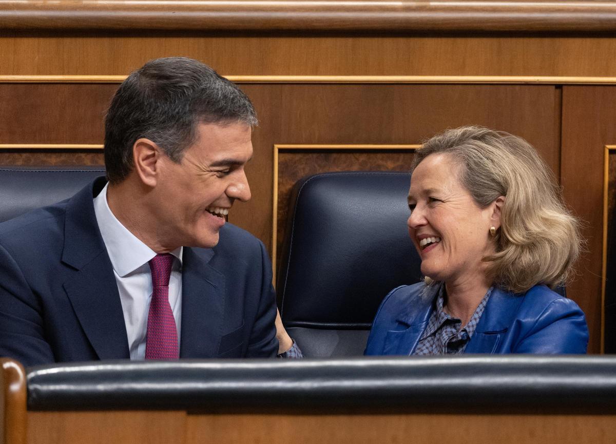 Pedro Sánchez y Nadia Calviño, durante un pleno en el Congreso de los Diputados.