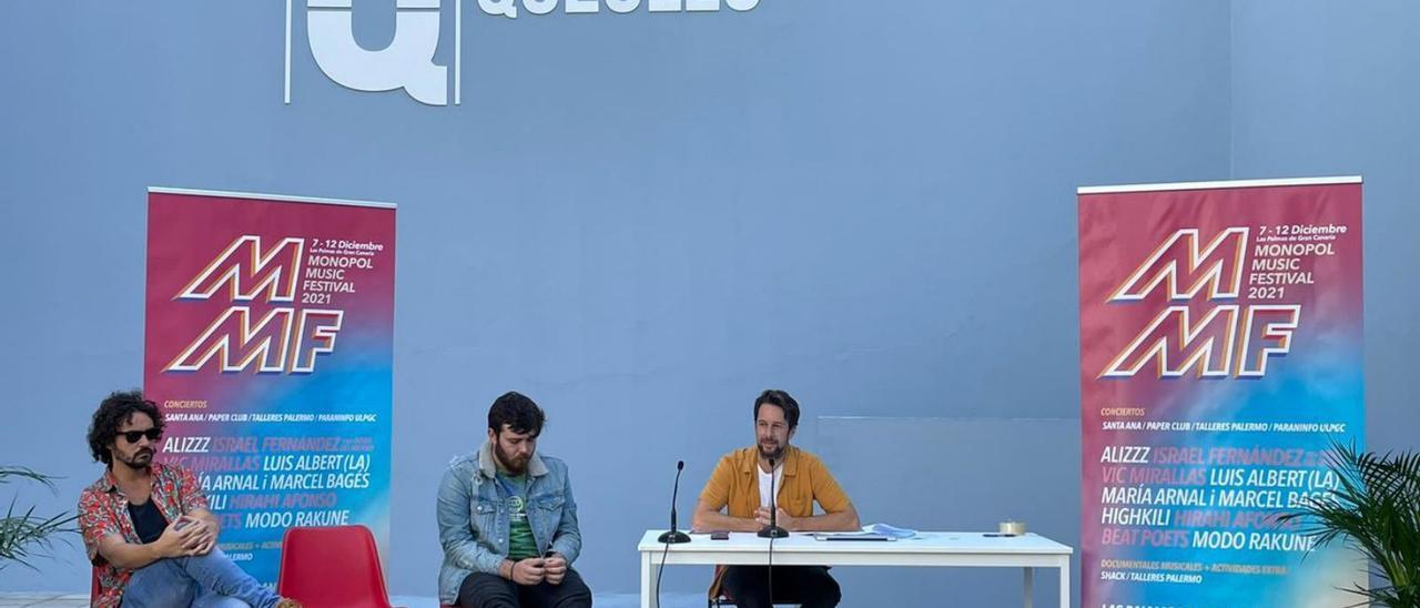 De izquierda a derecha, los músicos Jorge Brito e Hirahi Afonso, junto a Víctor Ordóñez, director del Monopol Music Festival. | | LP/DLP