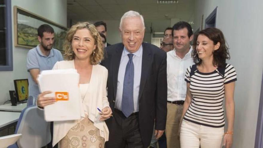 Marta Martín, de Ciudadanos, con los populares José Manuel García Margallo, José Císcar y Andrea Levy tras finalizar el debate