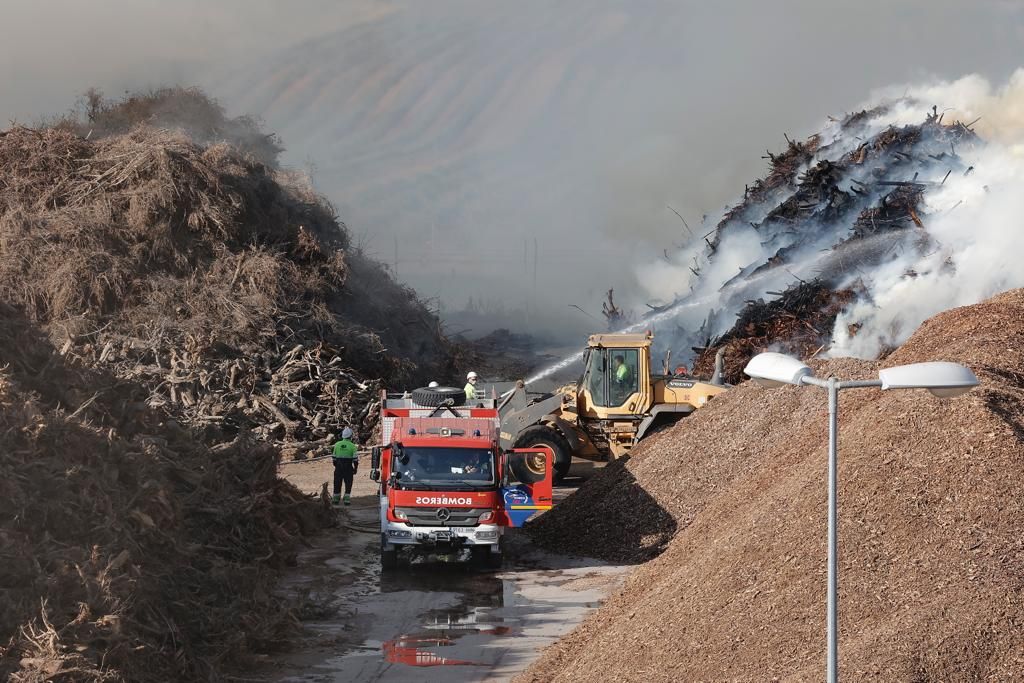 Fotogalería | Incendio en la planta de biomasa de Mérida