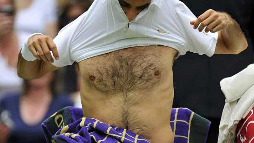 Federer se cambia de camiseta, ayer.