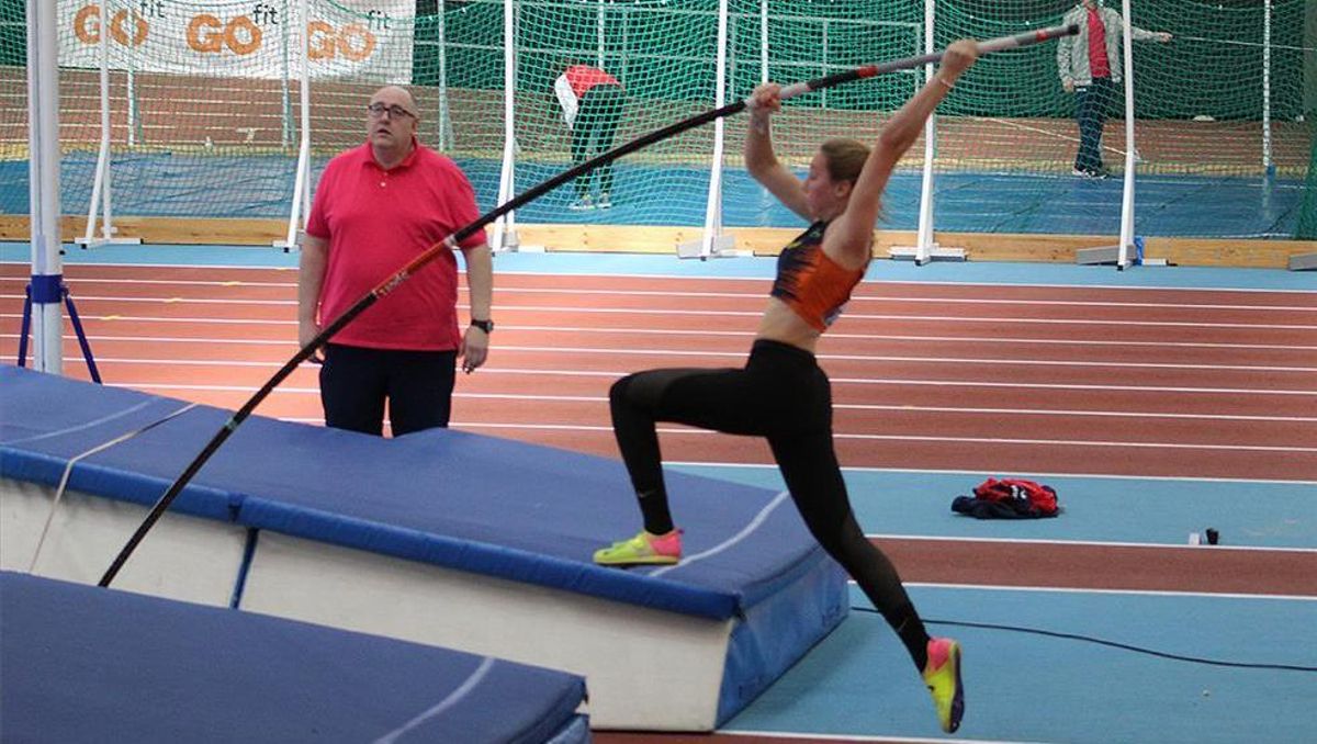 Ana María Chacón realiza un salto.