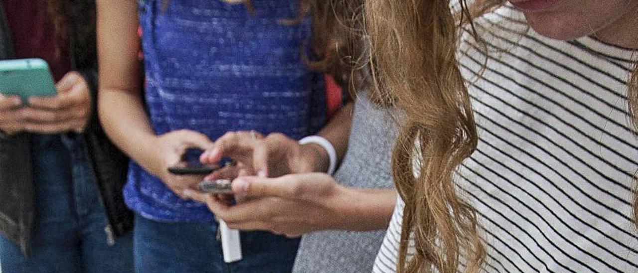 Adolescentes adictos al teléfono móvil. | EROS SÁNCHEZ