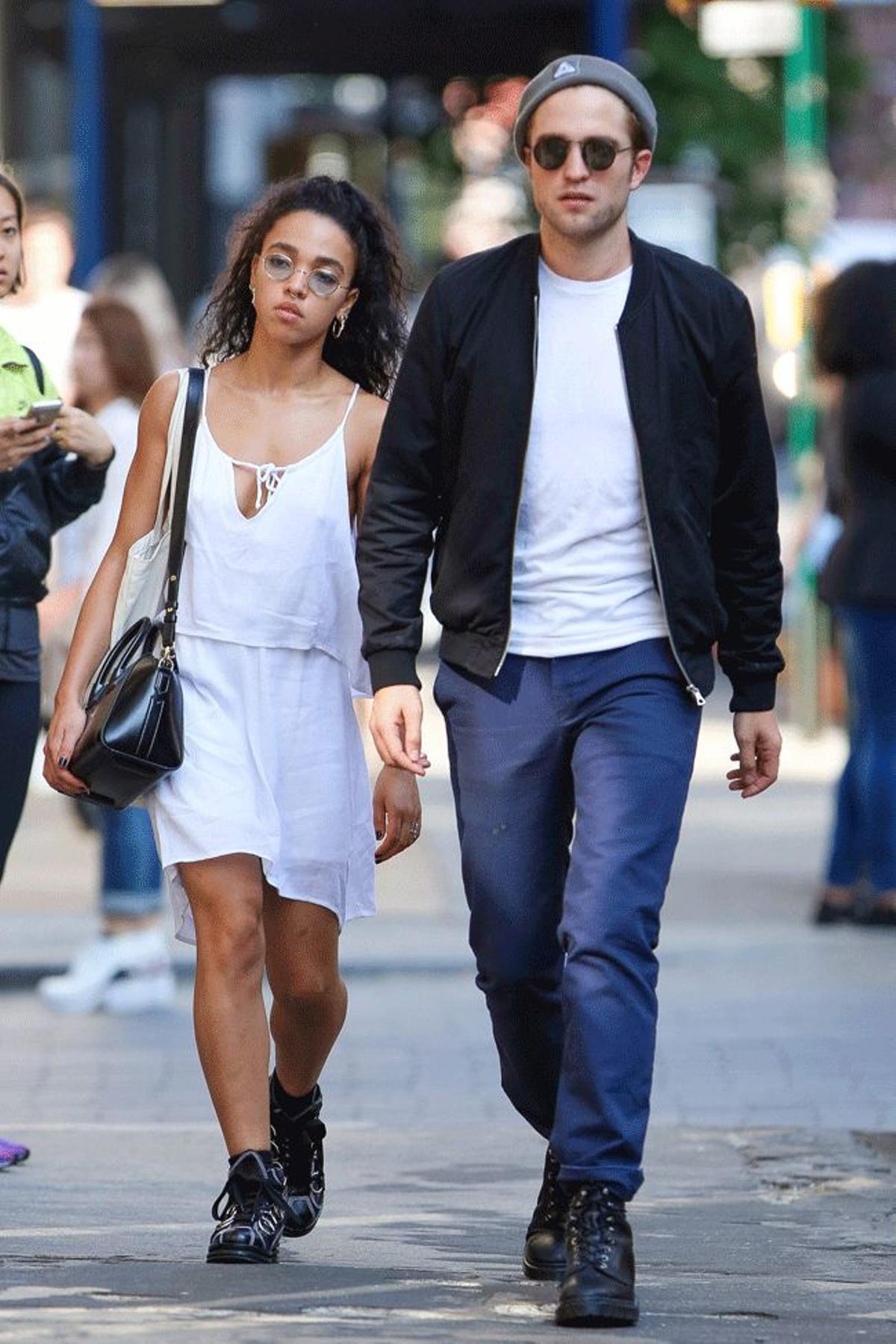 FKA twigs y Robert Pattinson paseando en Nueva York