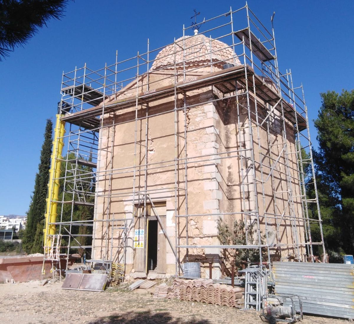 Los andamios cubren todo el exterior del ermitorio de Canet, con el fin de facilitar la restauración del mismo.