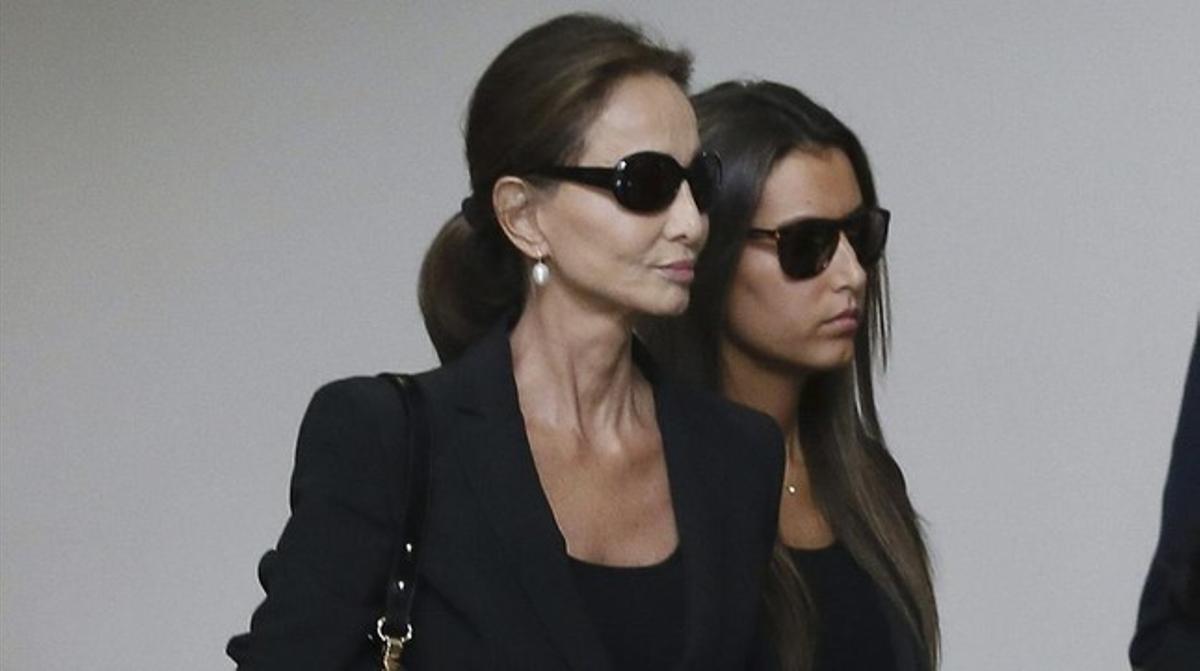 Isabel Preysler i Ana Boyer, al tanatori de {San Isidro} de Madrid. Isabel Preysler i Ana Boyer, al tanatori de {San Isidro} de Madrid.