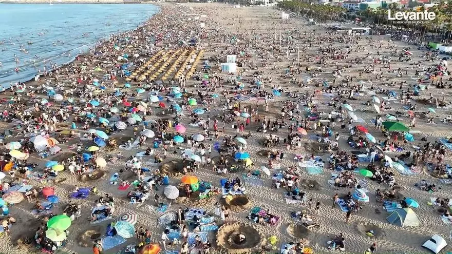 Las playas de València, abarrotadas en la noche de San Juan