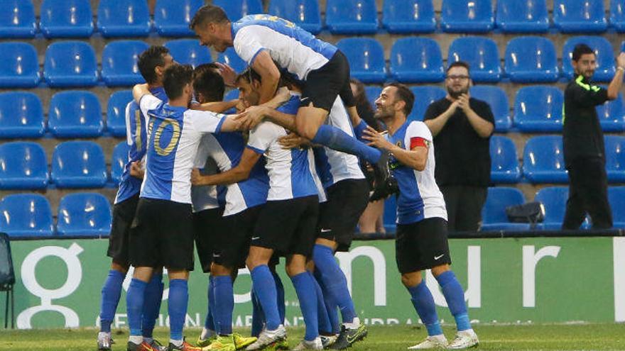 Los jugadores del Hércules celebran uno de los goles