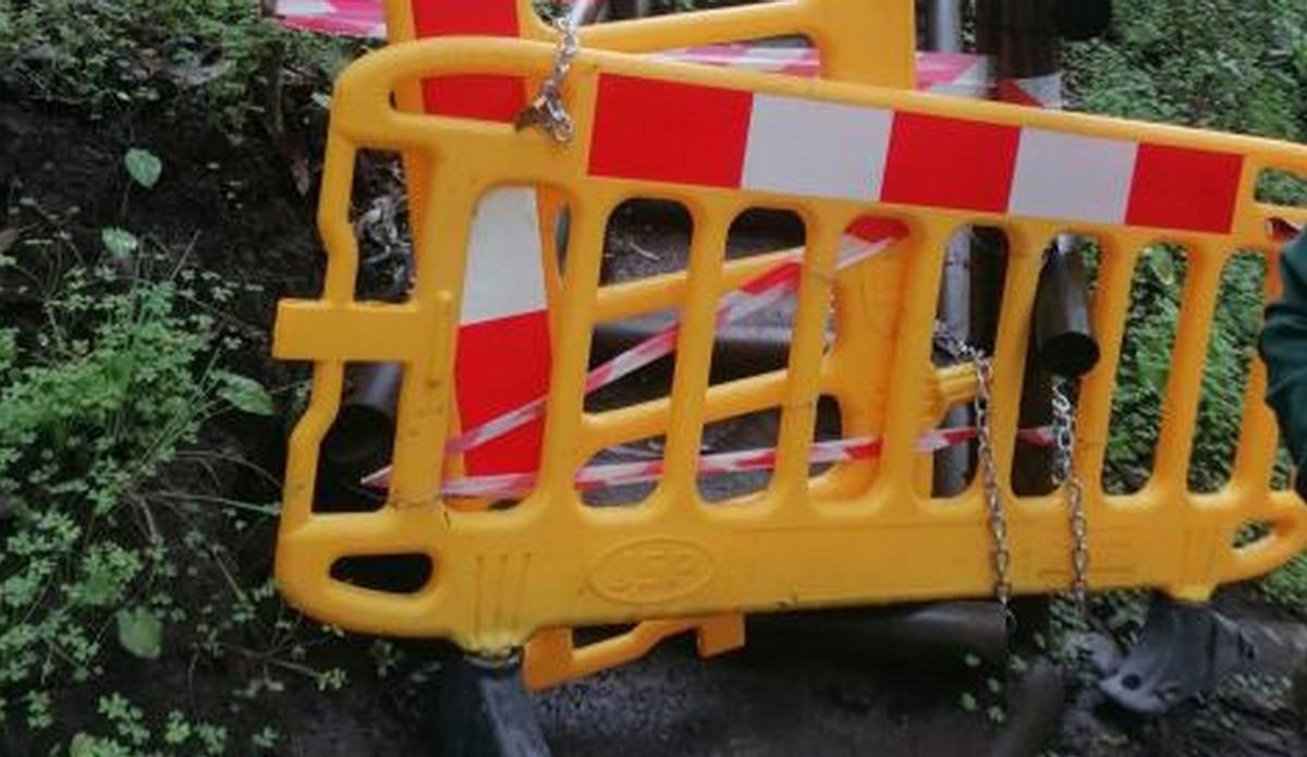 Imagen de una de las vallas colocadas para cerrar el sendero.