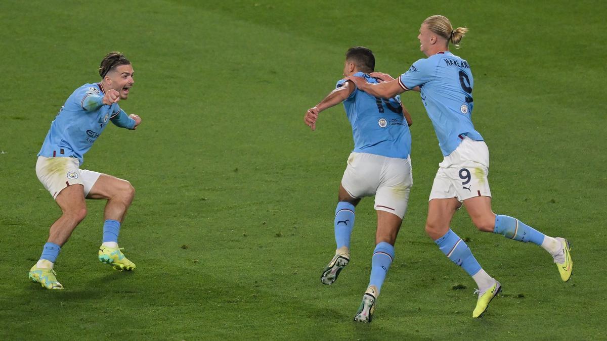 Haaland no logra sujetar a Rodri cuando corre a celebrar el gol anotado frente al Inter.