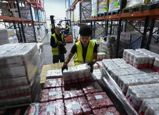 Cómo puedes ayudar a reducir la pobreza en España: los bancos de alimentos se quedan sin excedentes