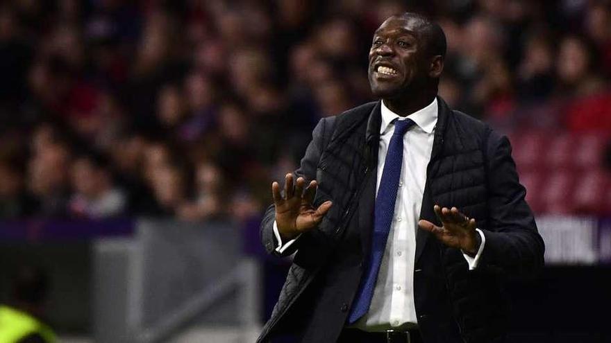 Seedorf, ayer en la banda durante el partido contra el Atlético.