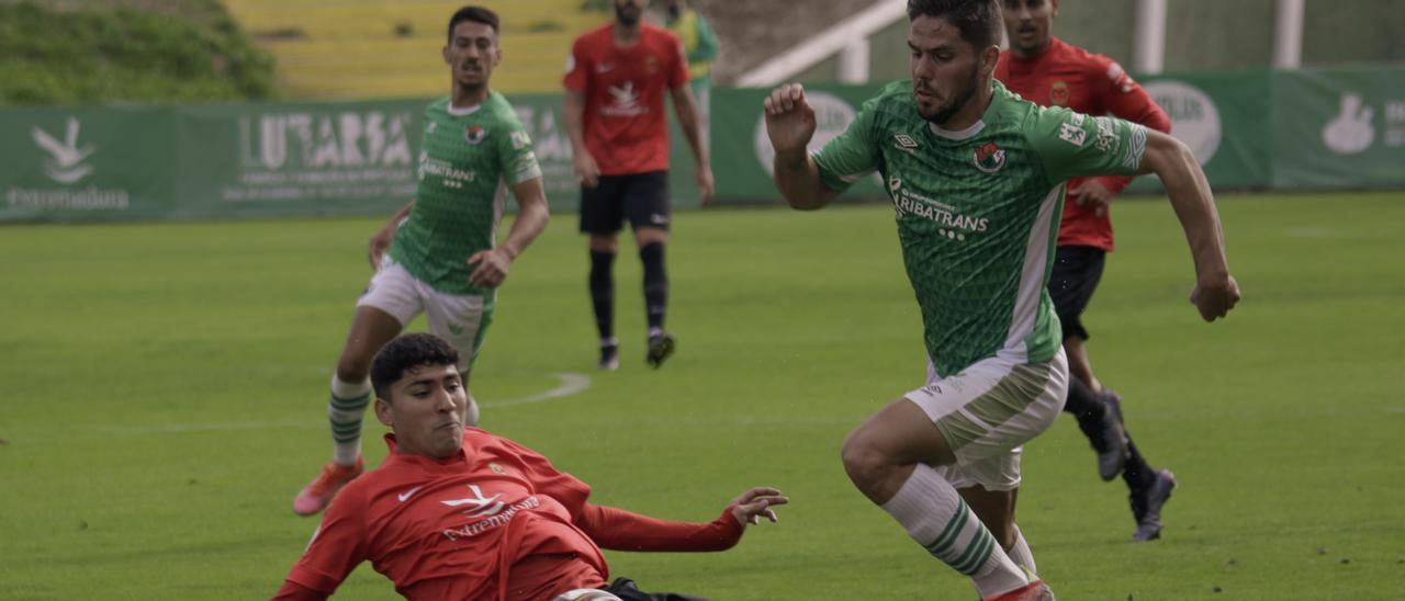 José Ramón intenta superar a Eric en el partido jugado en noviembre en el Príncipe Felipe.