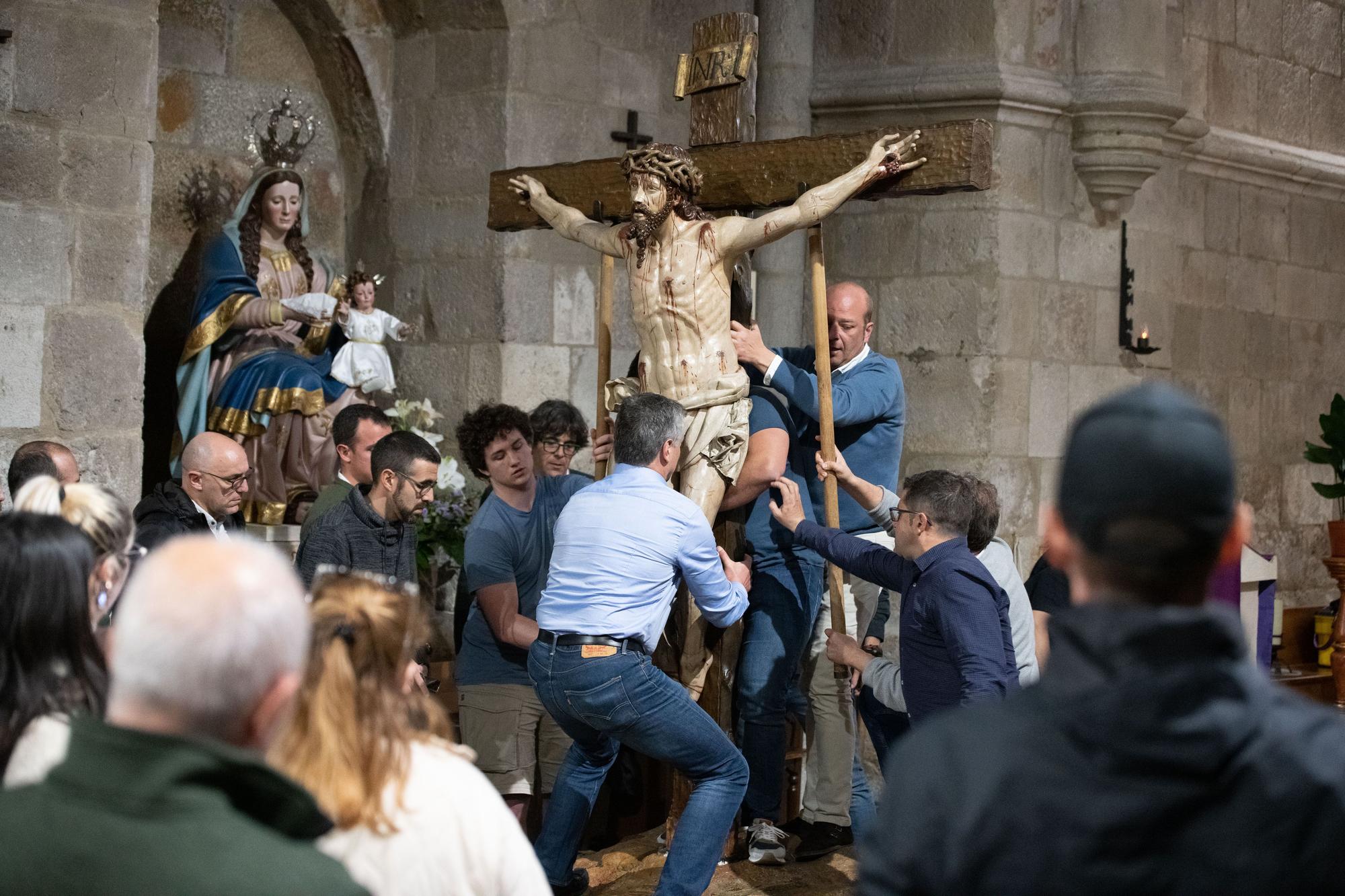 Descendimiento del Cristo de la Agonía en la iglesia de La Horta para preparar la procesión de las Siete Palabras del próximo Martes Santo.