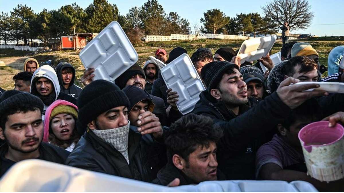 Guardacostas griegos cargan contra refugiados en la frontera turca