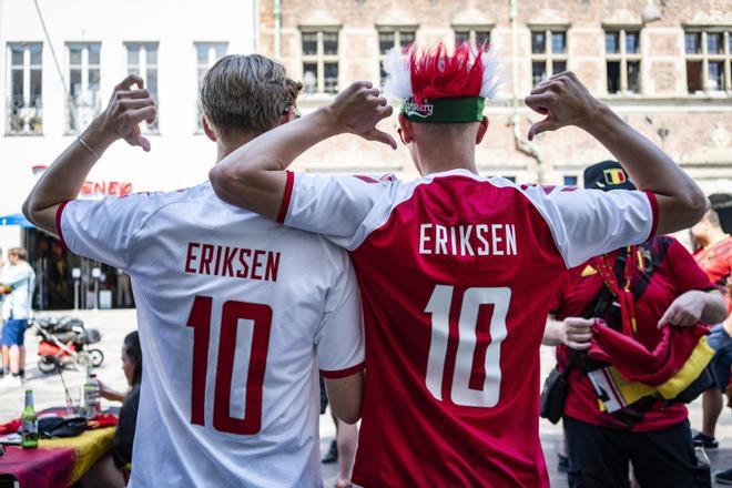 Aficionados con la camiseta de Christian Eriksen en apoyo al jugador (Copenhague, Dinamarca)