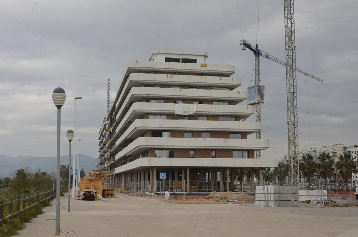 Imagen de otra de las construcciones en marcha en la zona de Belcaire Norte de Moncofa.