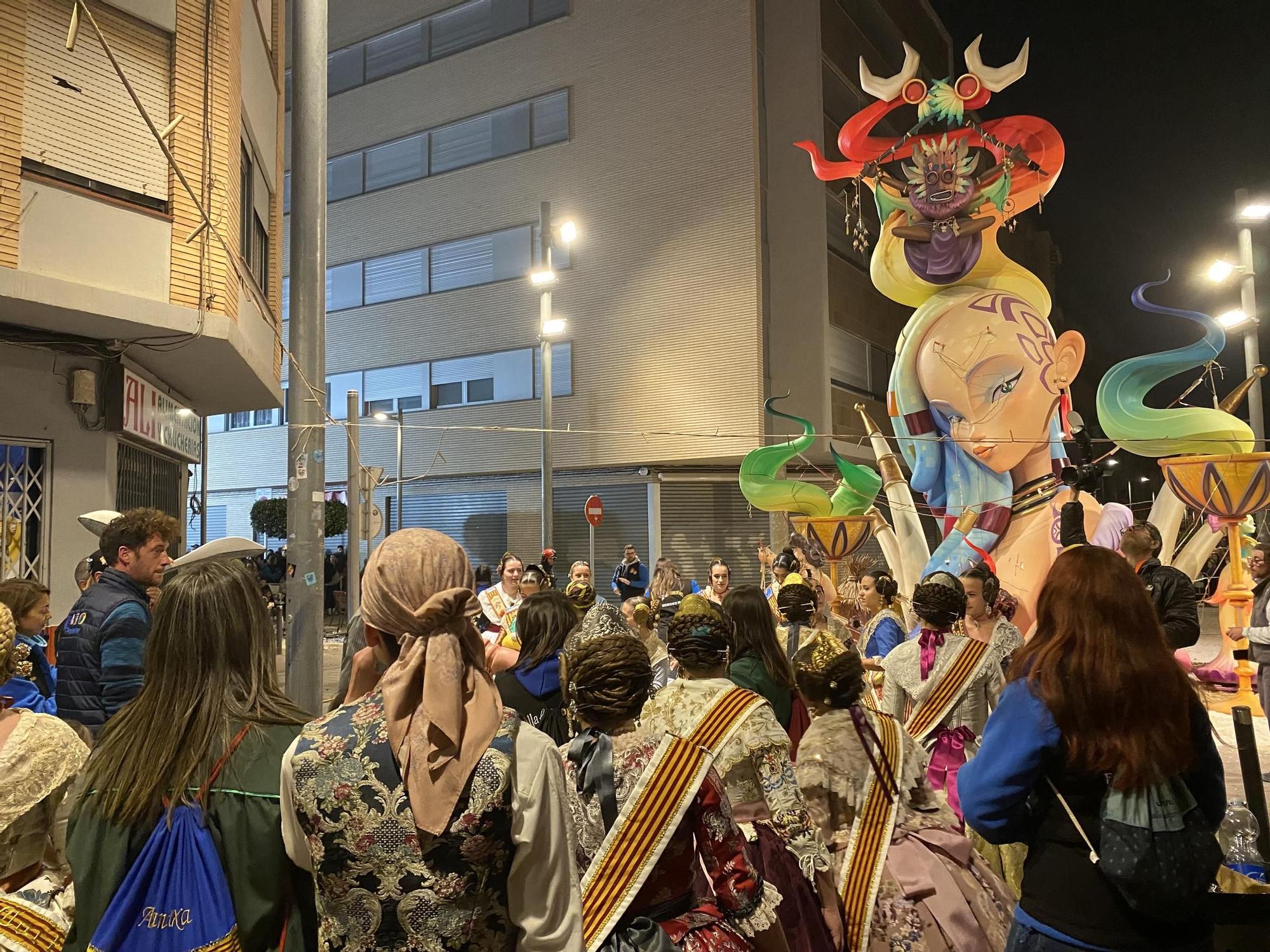 Galería I Fallas Benicarló: El monumento de la Paperina vive el momento culmen de la 'cremà'