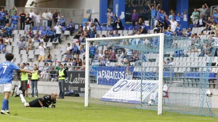 El portero del Alcalá, Juancho, observa el balón en la red, en presencia de Iker Alegre, de espaldas, en el primer gol del Oviedo. | irma collin