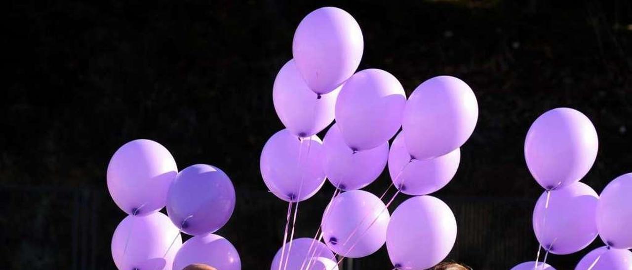 El instituto Castro Alobre soltó hace un año globos violetas contra la violencia de género. // Iñaki Abella