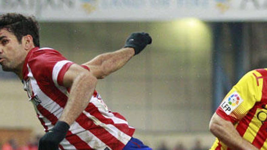 Diego Costa intenta escapar-se de Jordi Alba