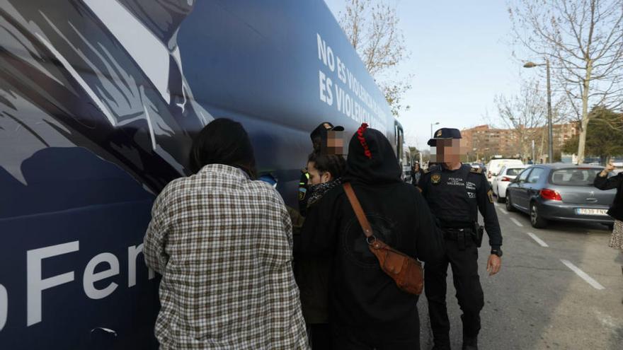 El ayuntamiento denuncia a HazteOir por incitar a la violencia con publicidad