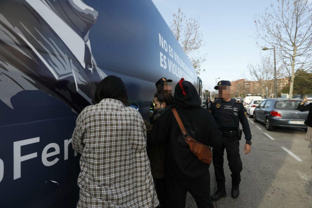 El autobús de Hazte Oír, interceptado en València