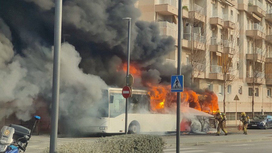 Espectacular incendi d'un bus de viatgers a Blanes