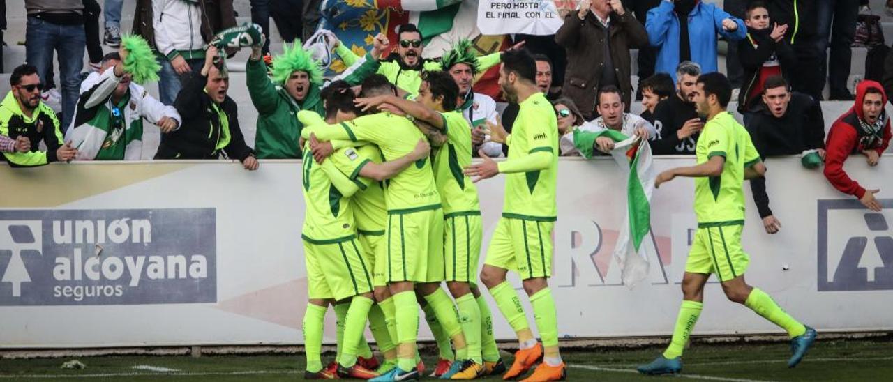 Los jugadores del Elche celebran el gol marcado en Alcoy