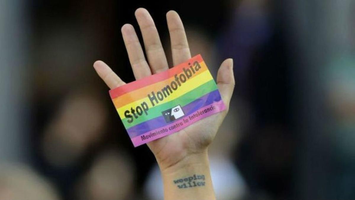 Pegatina de 'STOP Homofobia'.