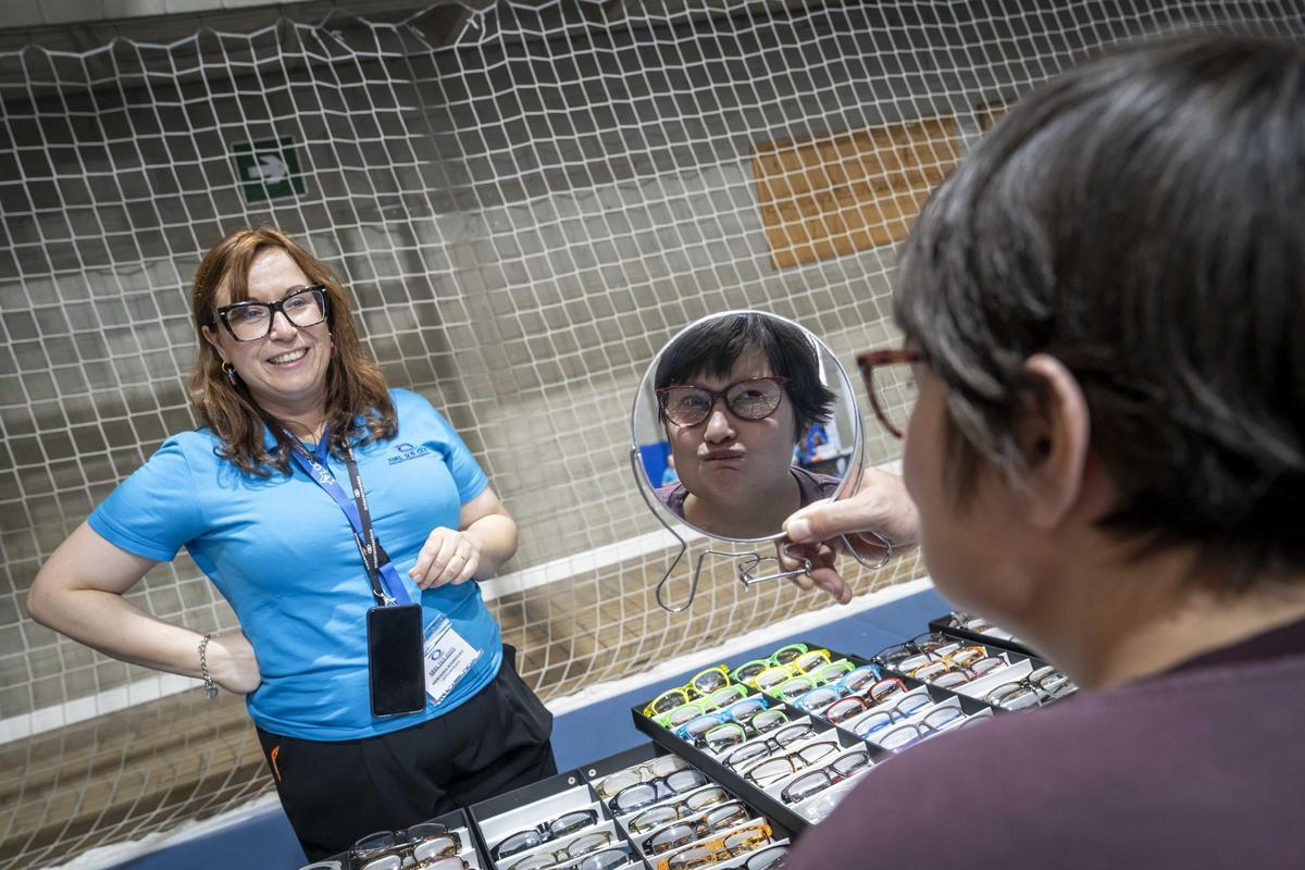 Sant Adrià ofrece revisiones gratuitas de vista y oído a más de 600 personas vulnerables