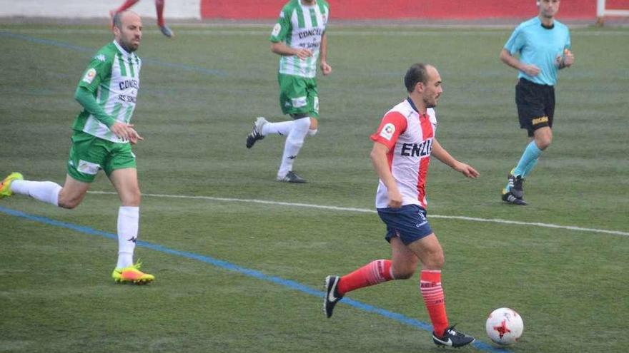 Iván Pérez conduce el balón durante el partido del domingo ante el Somozas. // Gonzalo Núñez