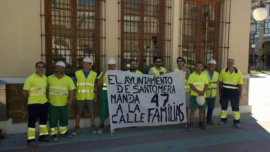 Empleados de Arimesa se  plantan en el Ayuntamiento por el cierre de la cantera