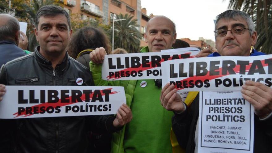 Manifestants a Berga reclamant que els consellers detinguts i els Jordis surtin en llibertat