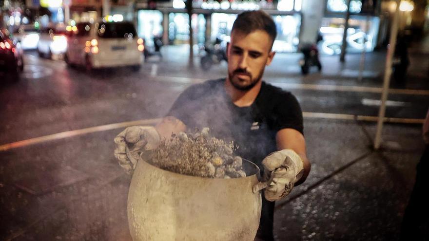 Así se trabaja en los puestos de castañas de Santa Cruz de Tenerife