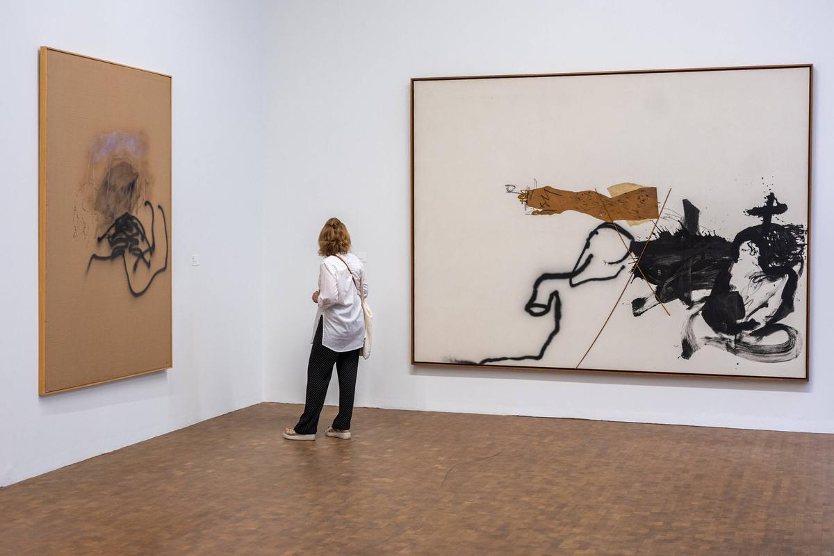 El Museu Tàpies presenta Antoni Tàpies, la pràctica de lart, la exposición central de los actos del centenario del nacimiento del pintor catalán.