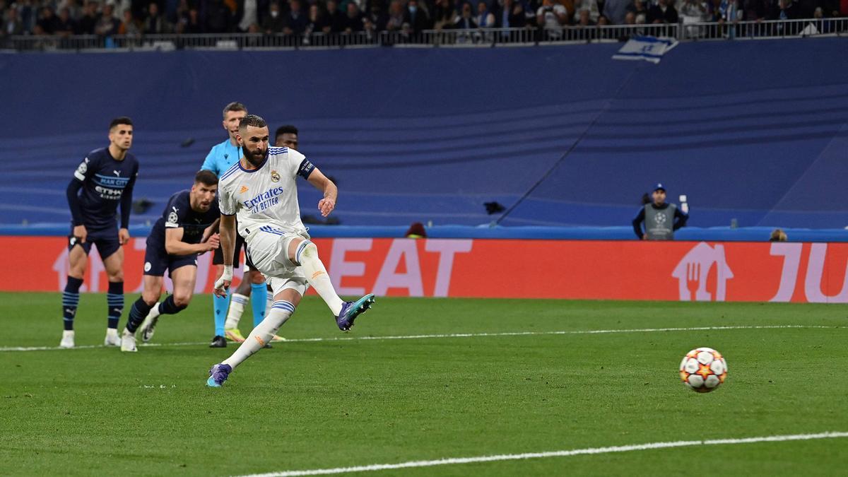 Benzema anota el tercer gol del equipo desde el punto de penalti durante el partido de vuelta de la semifinal de la UEFA Champions League entre el Real Madrid CF y el Manchester City en el estadio Santiago Bernabeu de Madrid.