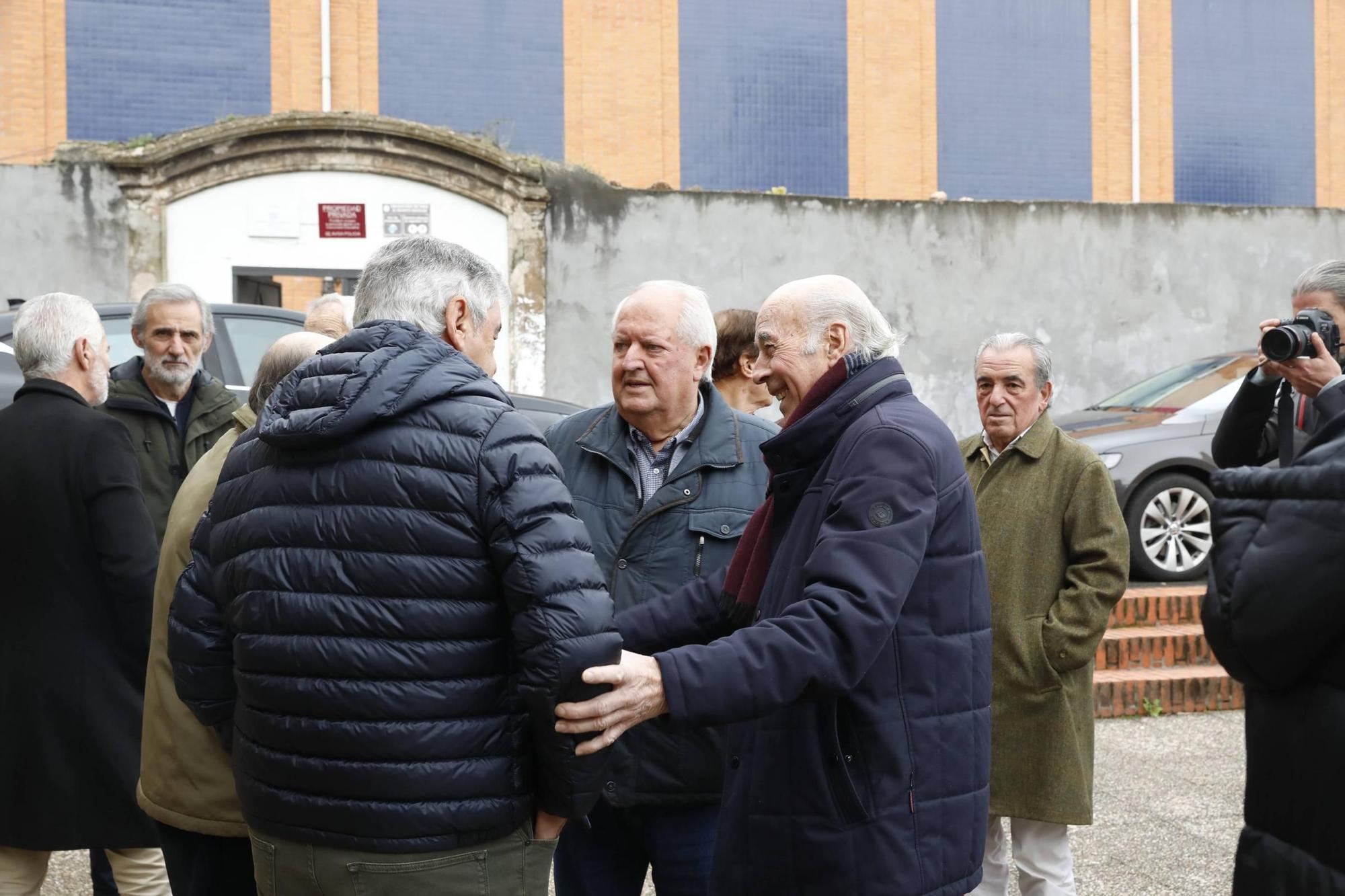 El funeral por Roberto Entrialgo, exdirectivo y precursor de la mejor época del Sporting, en imágenes