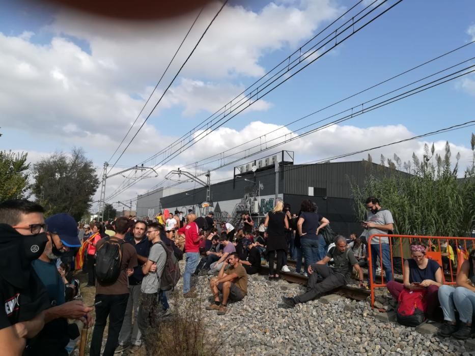 Tallen les vies del tren i el TAV a l''Avellaneda i fan barricades