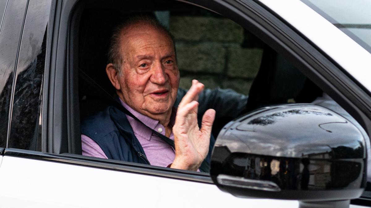 El rey Juan Carlos  saluda a su salida en coche de casa de Pedro Campos hacia el aeropuerto de Vigo